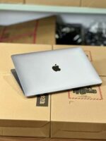 2017 MacBook Pro XW2 intel core i5 3.1ghz processor 8g ram 512g SSD 13.3inch Touch bar - Image 2