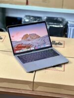 2017 MacBook Pro XV2 intel core i5 3.1ghz processor 8g ram 256g SSD 13.3inch Retina display, with Touch bar and Touch ID - Image 2